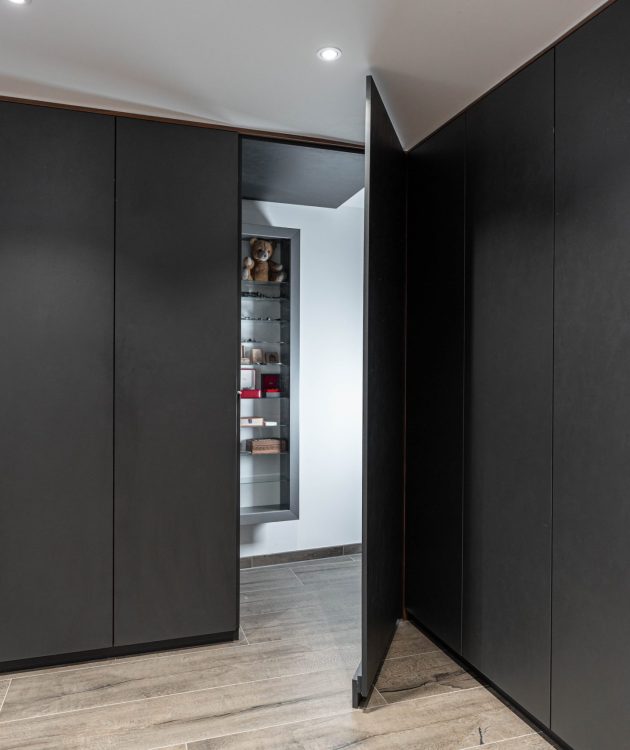 Kleiderschrank Nachtkästchen schwarz matt strukturiert Nussbaum offen