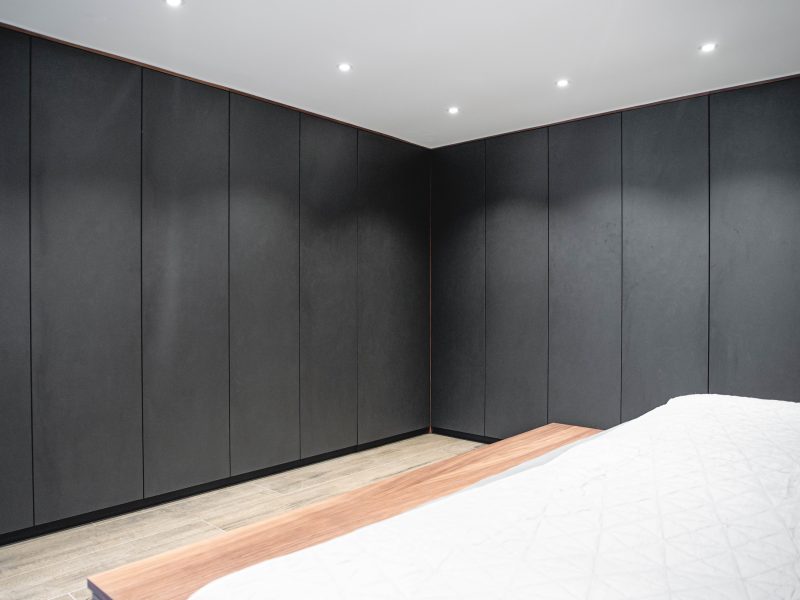 Schlafzimmerschrank schwarz matt strukturiert Nussbaum