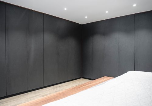 Schlafzimmerschrank schwarz matt strukturiert Nussbaum
