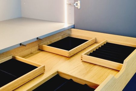 Ordnungssysteme für einen begehbaren Kleiderschrank