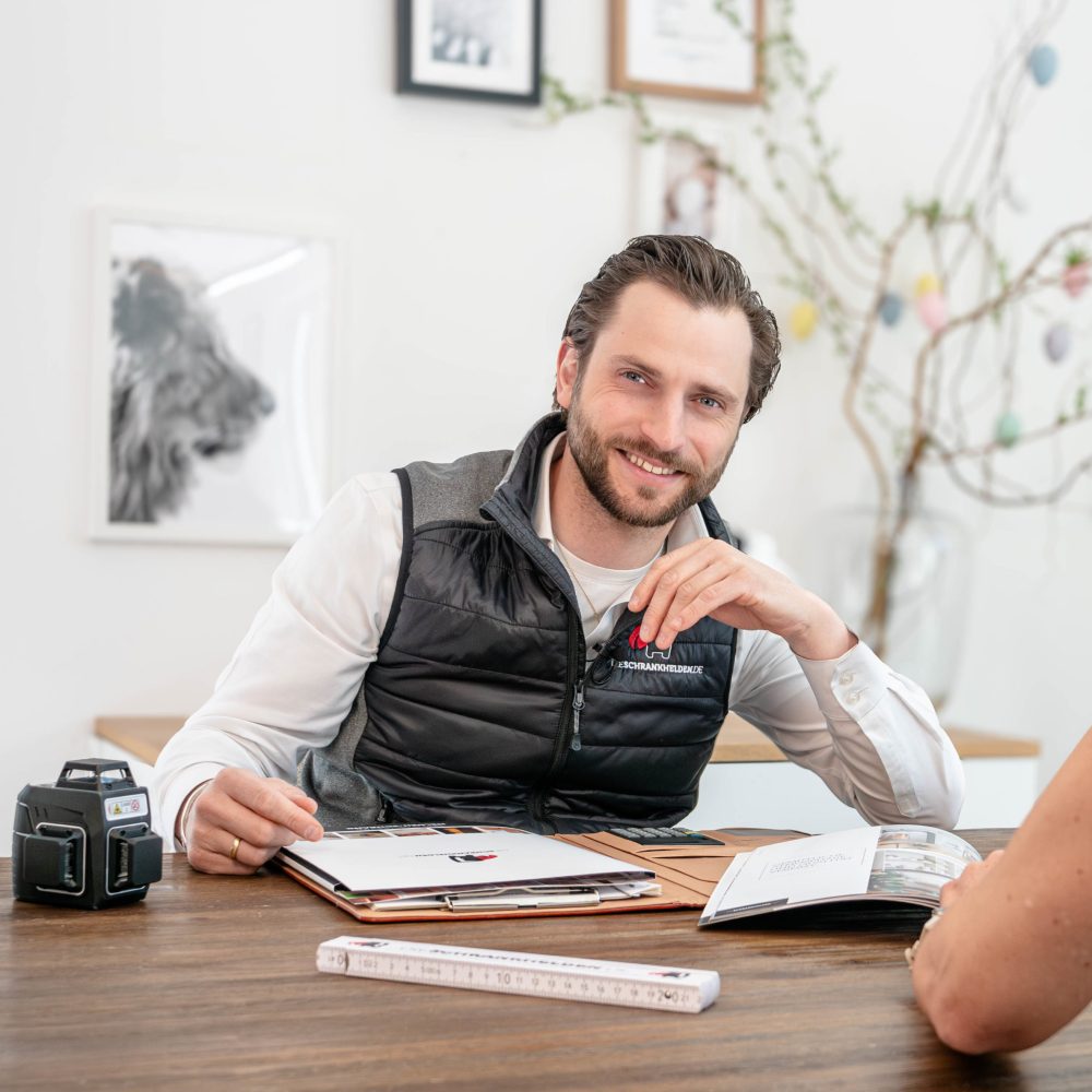 Schreiner Thomas Gührs beim Beratungstermin in Nürnberg