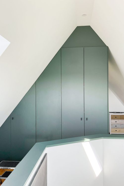 Dachschrägenschrank in Grün