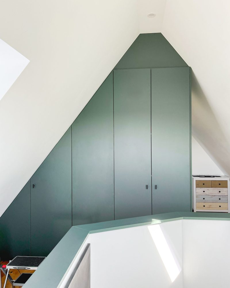 Dachschrägenschrank in Grün