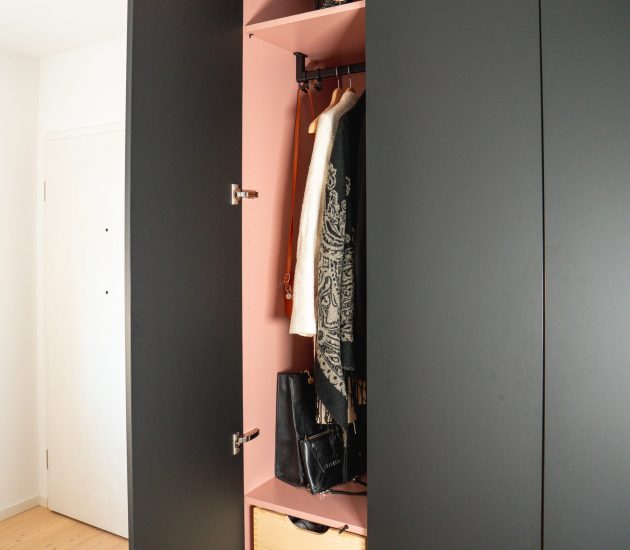 Schwarzer Schrank mit Rosa Innenleben