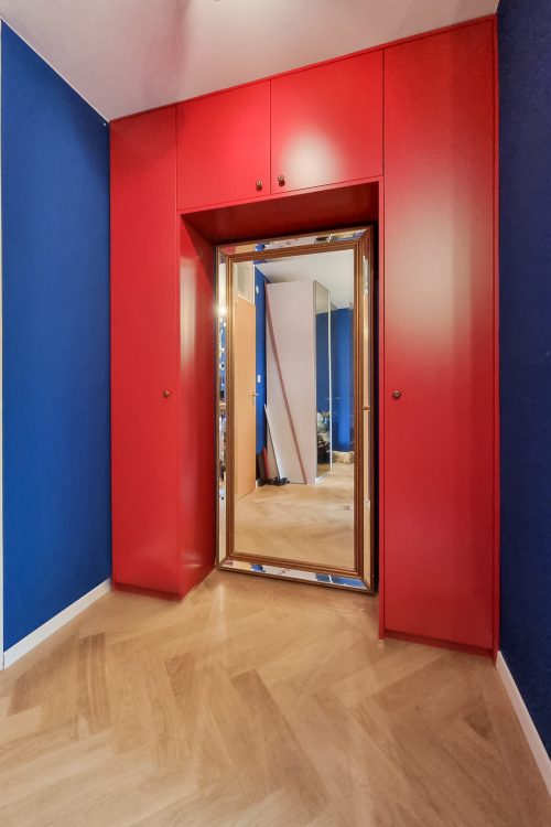 Einbauschrank in rot mit Spiegel