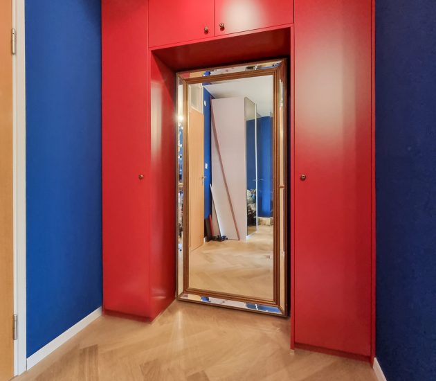 Einbauschrank in rot mit Spiegel