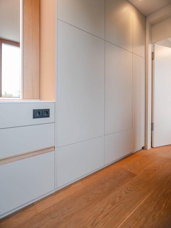 Badezimmerschrank mit verstecktem Waschmaschinen Bereich beige