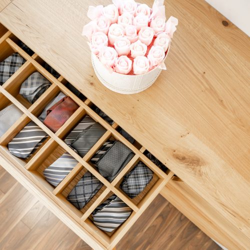 Organisierte Schublade mit Krawatten
