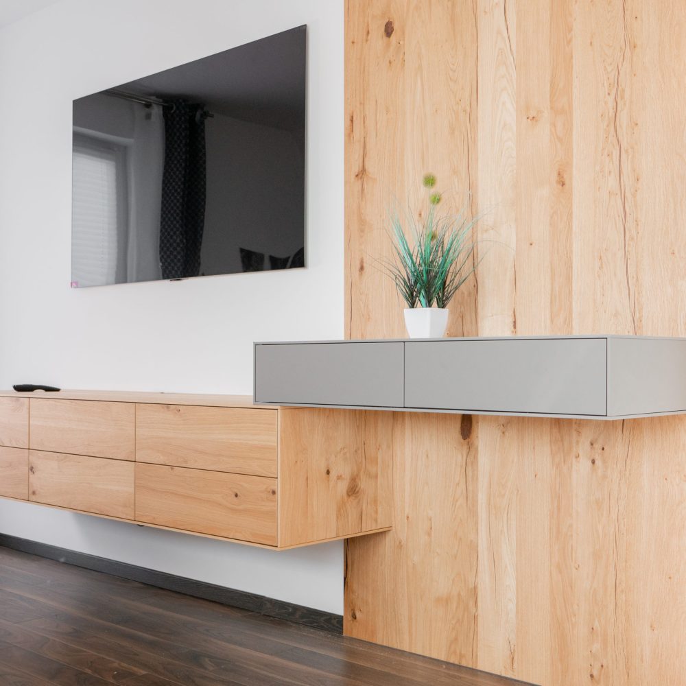 TV Wand im Wohnzimmer mit grauem Element
