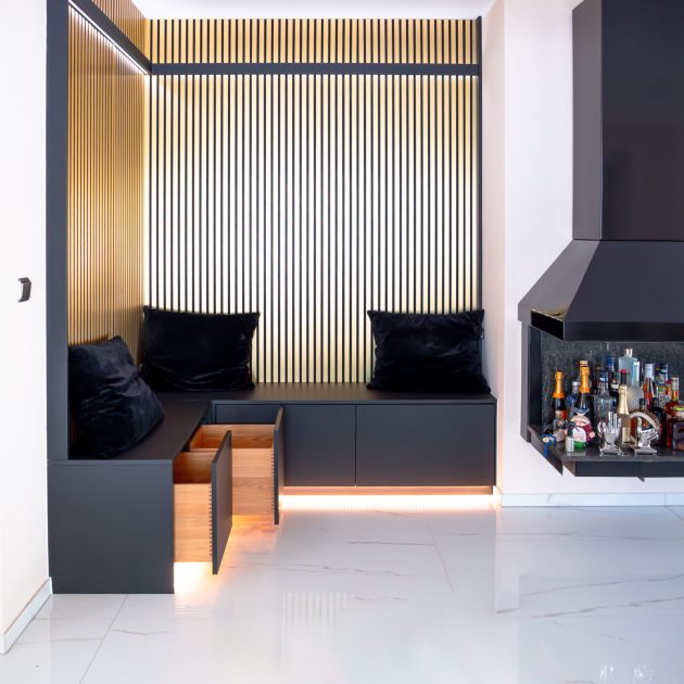 Sitzbank mit LED und goldenen Wandpaneelen