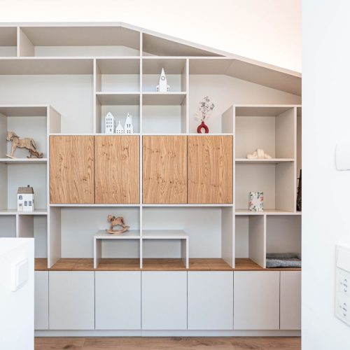 Flurschrank in beige mit fresko Türen in Eiche