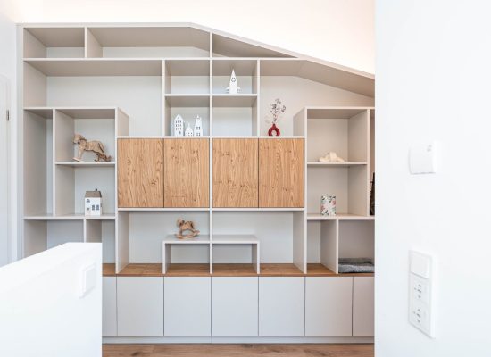 Flurschrank in beige mit fresko Türen in Eiche