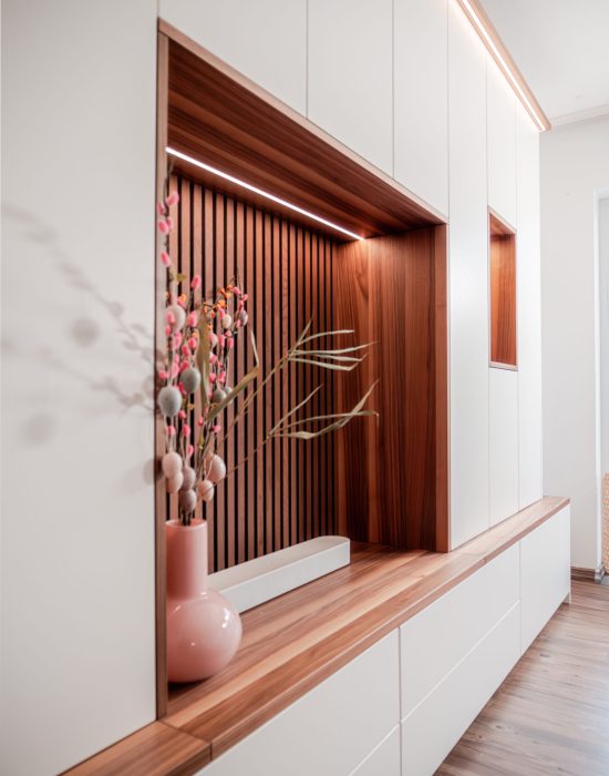 Wohnwand weiß mit Nussbaum Holz