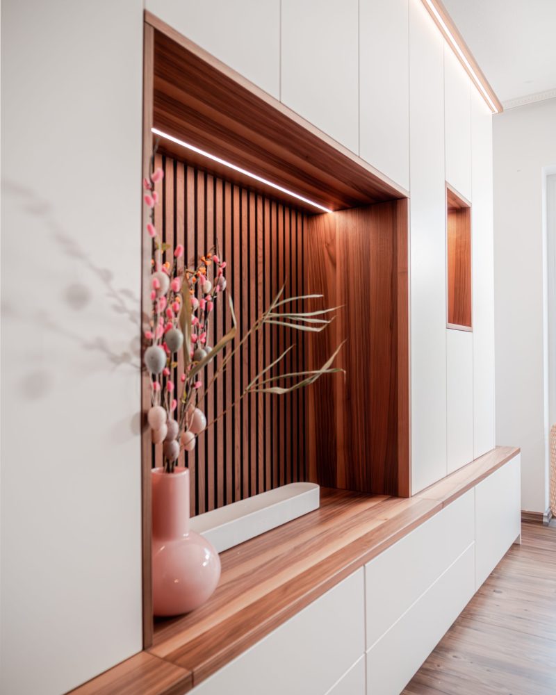 Wohnwand weiß mit Nussbaum Holz