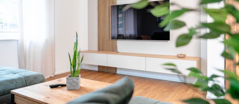 TV Sideboard hellbeige mit Wandpaneelen Schwebendes Sideboard hellbeige mit Wandpaneelen