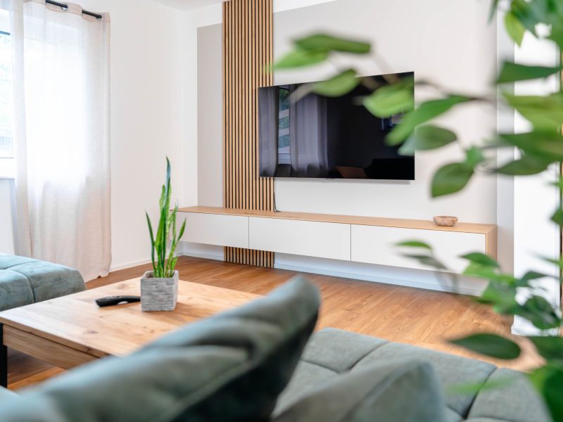 TV Sideboard hellbeige mit Wandpaneelen Schwebendes Sideboard hellbeige mit Wandpaneelen