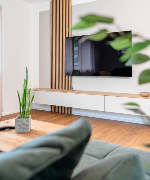 Schwebendes Sideboard hellbeige mit Wandpaneelen