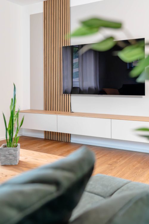 Schwebendes Sideboard hellbeige mit Wandpaneelen