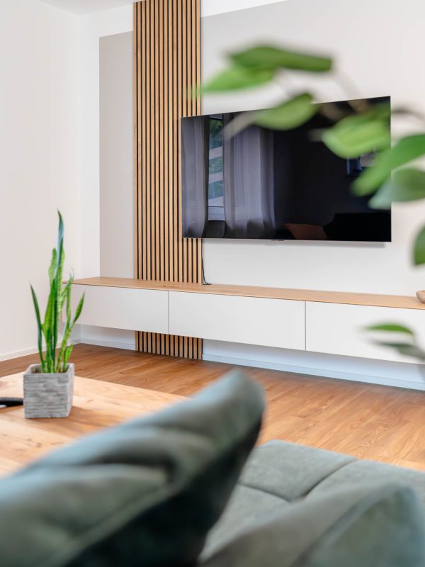 Schwebendes Sideboard hellbeige mit Wandpaneelen