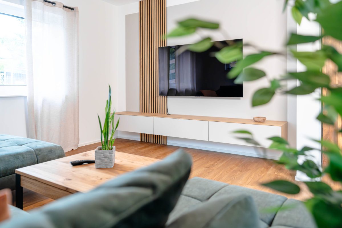 Schwebendes Sideboard hellbeige mit Wandpaneelen
