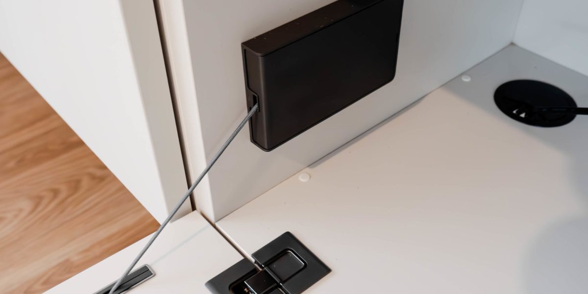 Sideboard weiß mit ausgeklappten Schubladen