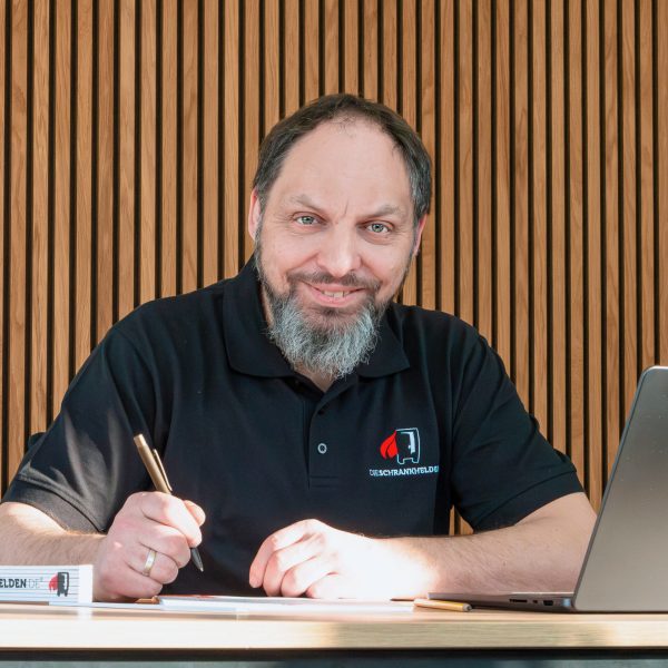 Porträt eines Schrankhelden Partners aus Rostock bei der Planung am Tisch