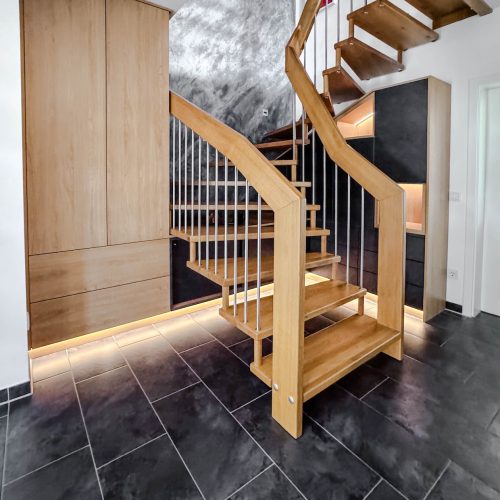 Raumsituation Treppenschrank anthrazit mit Eicheninlay und LED