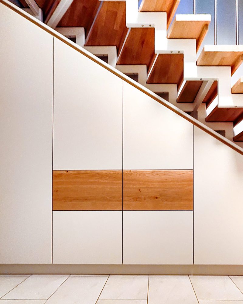 Treppenschrank weiß mit Eichenelementen