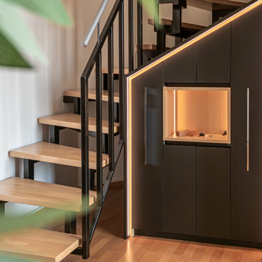 Individuelle Treppenschrank Lösung in schwarz mit LED