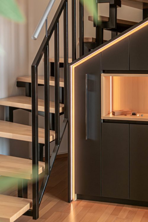 Individuelle Treppenschrank Lösung in schwarz mit LED