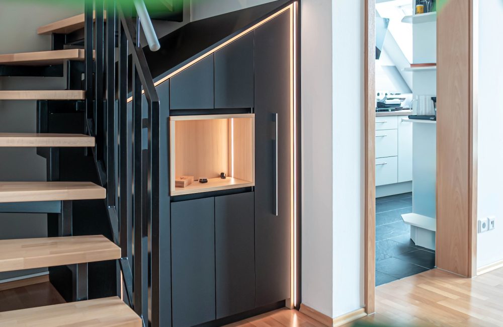 Treppenschrank geschlossene Fronten schwarz matt antifingerprint Inlay Tanne