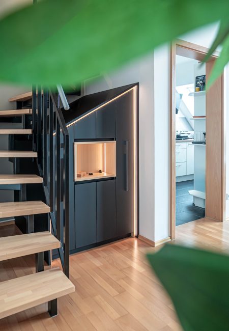 Treppenschrank geschlossene Fronten schwarz matt antifingerprint Inlay Tanne