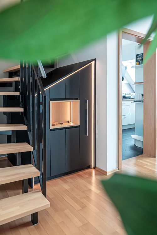 Treppenschrank geschlossene Fronten schwarz matt antifingerprint Inlay Tanne