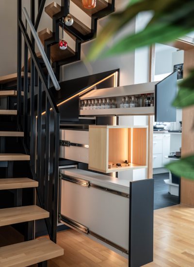 Treppenschrank ausgezogene Türen schwarz matt antifingerprint mit Inlay Tanne LED