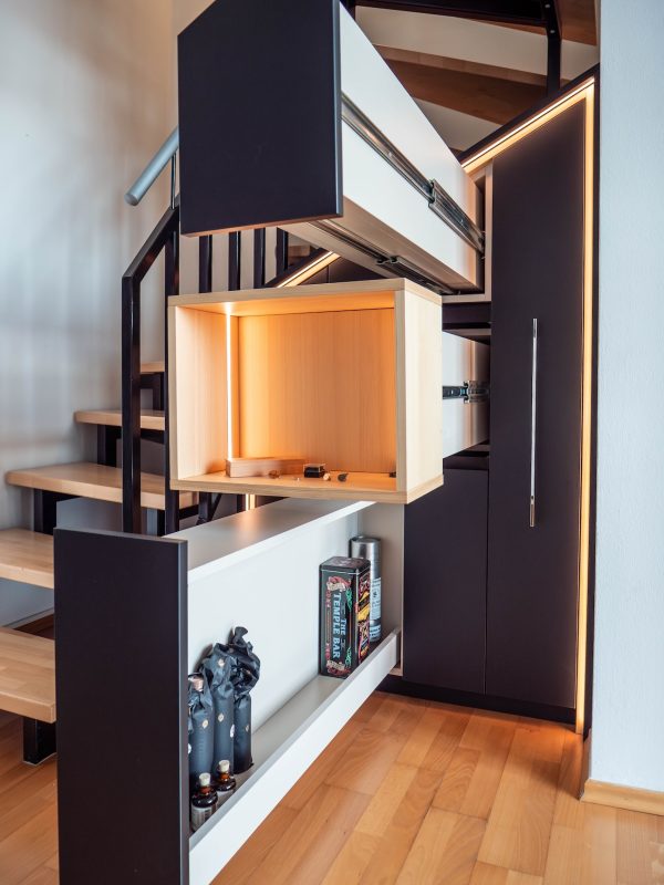 Treppenschrank mit ausgezogenen Schubladen