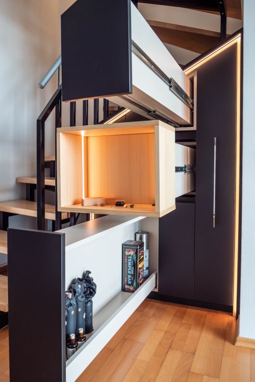 Treppenschrank mit ausgezogenen Schubladen