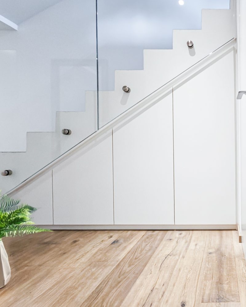 Treppenschrank weiss matt Tablarauszüge