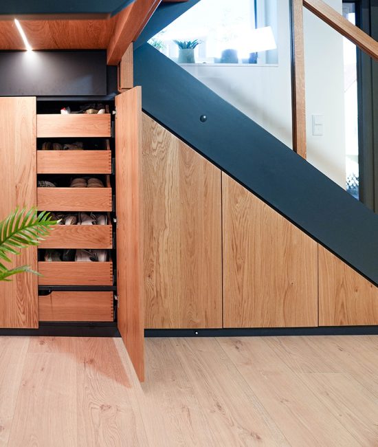 Treppenunterschrank Eiche Wild geöffnet