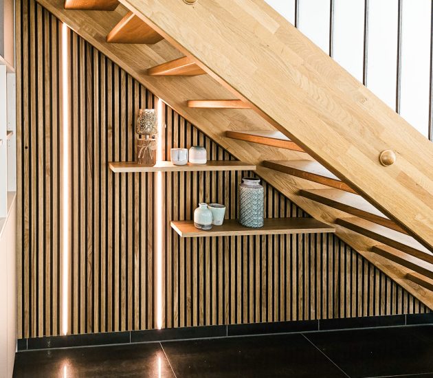 Treppenunterschrank Holzpaneele und LED