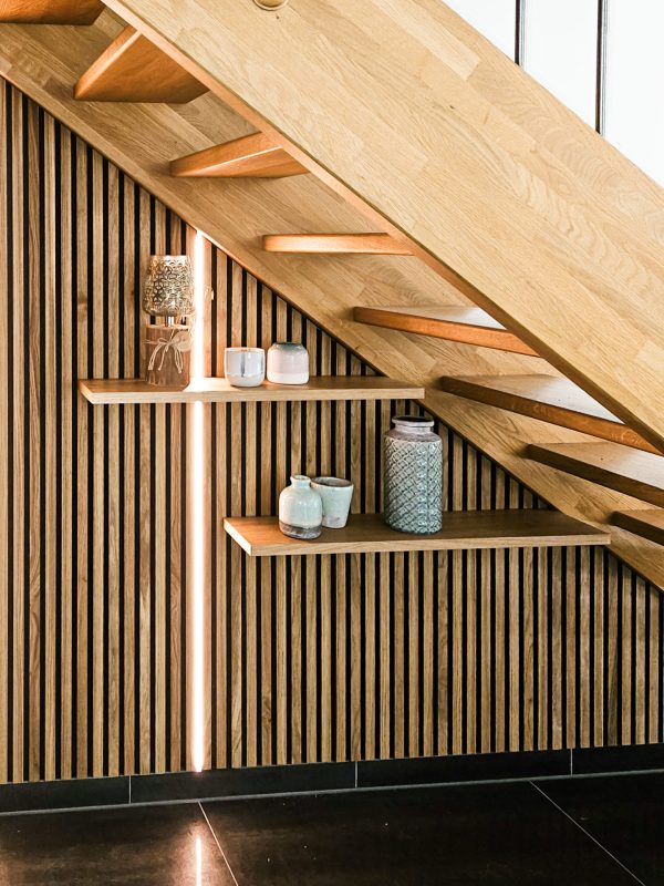 Treppenunterschrank Holzpaneele und LED