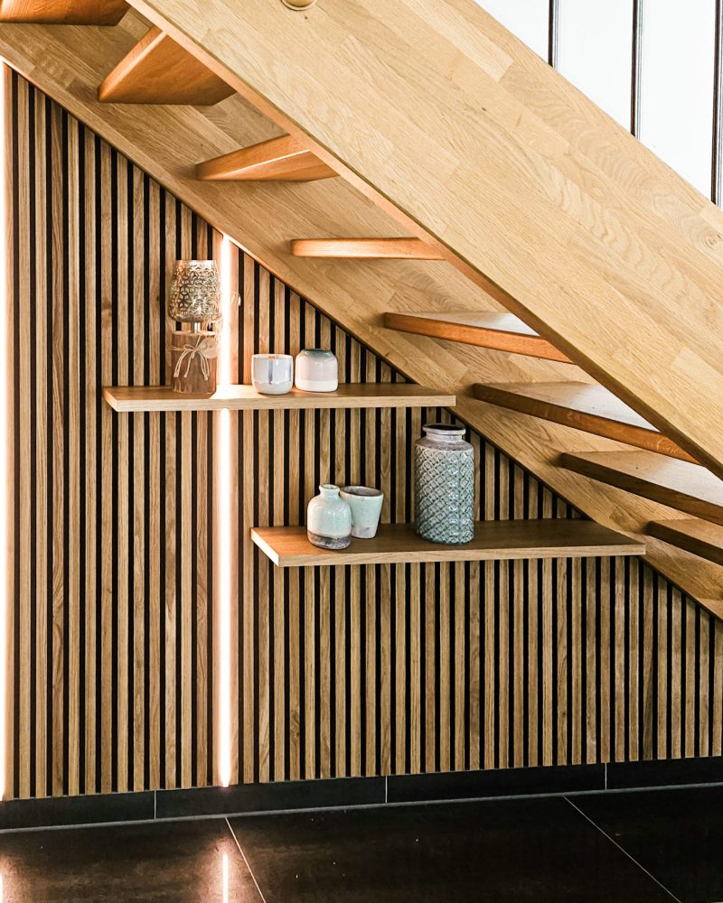 Treppenunterschrank Holzpaneele und LED