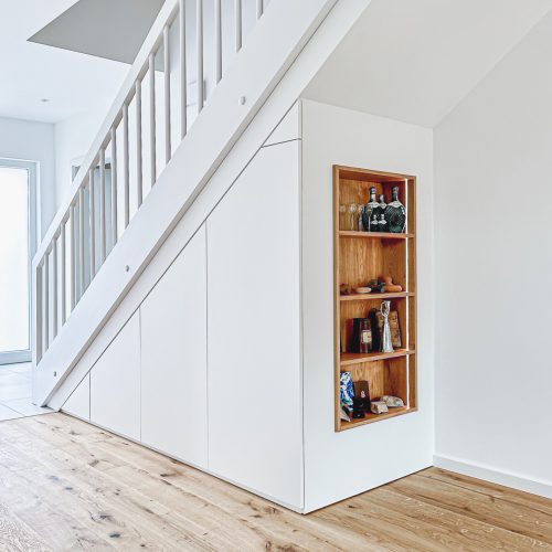 Treppenunterschrank weiß mit Eicheninlay und Beleuchtung