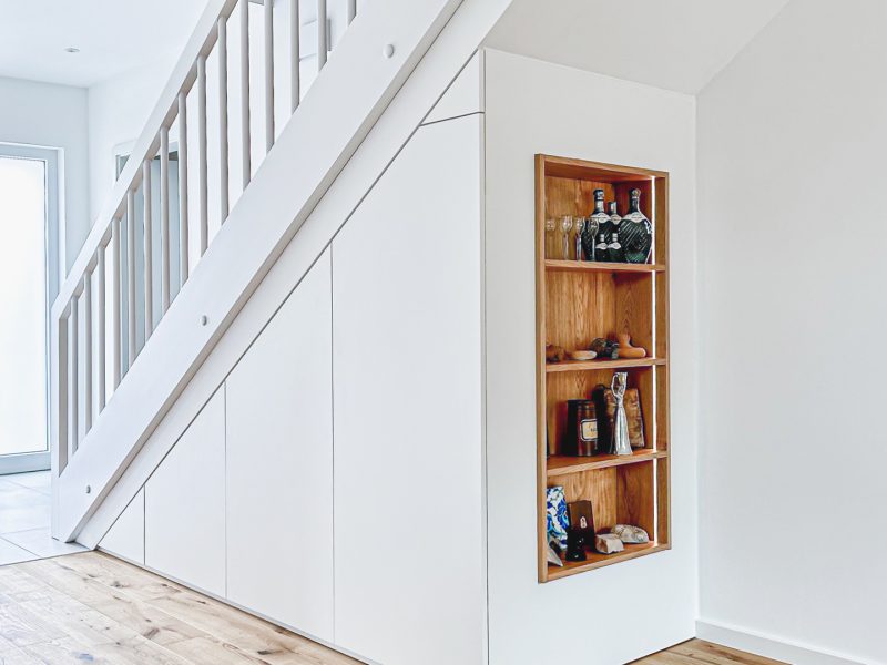Treppenunterschrank weiß mit Eicheninlay und Beleuchtung