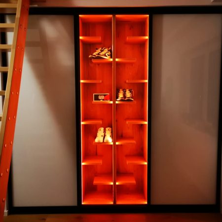 Einbauschrank mit LED-Beleuchtung, schöne rote Optik Schuhe