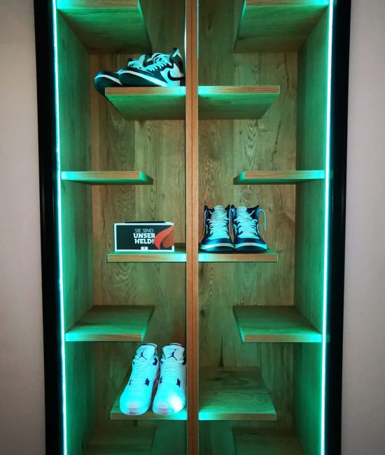 Schuhregal mit LED-Beleuchtung
