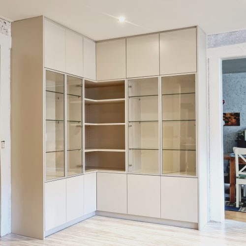 Beider Vitrinenschrank ums Eck