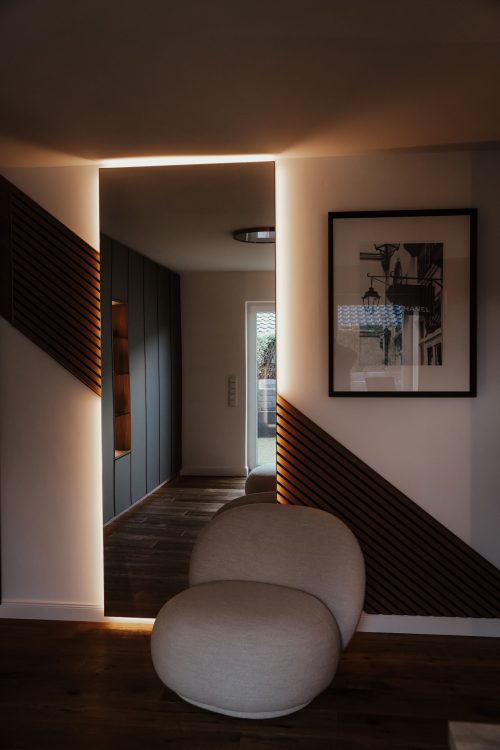 Wandverkleidung mit schrägen Wandpaneelen