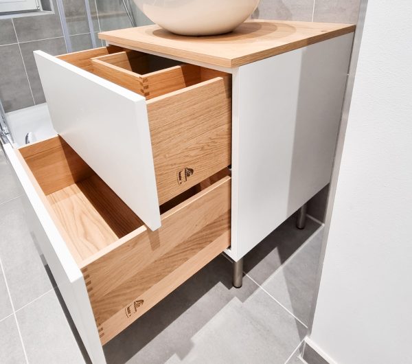 Waschtischunterschrank mit weißen Fronten