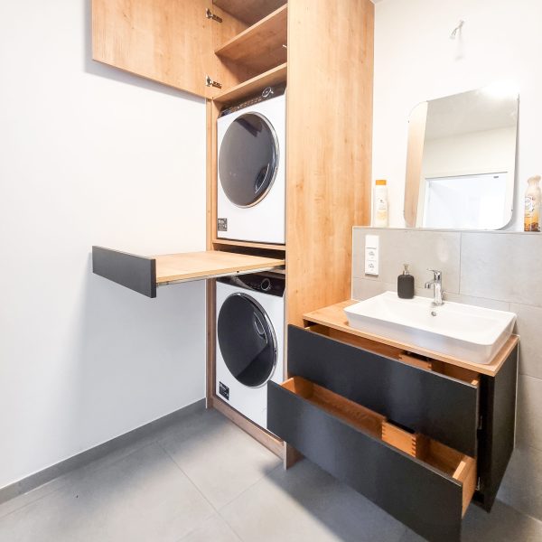 Waschmaschinenschrank in Holz mit schwarzen Fronten