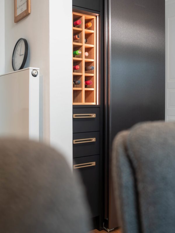 Weinschrank integriert in schwarz matter Küche